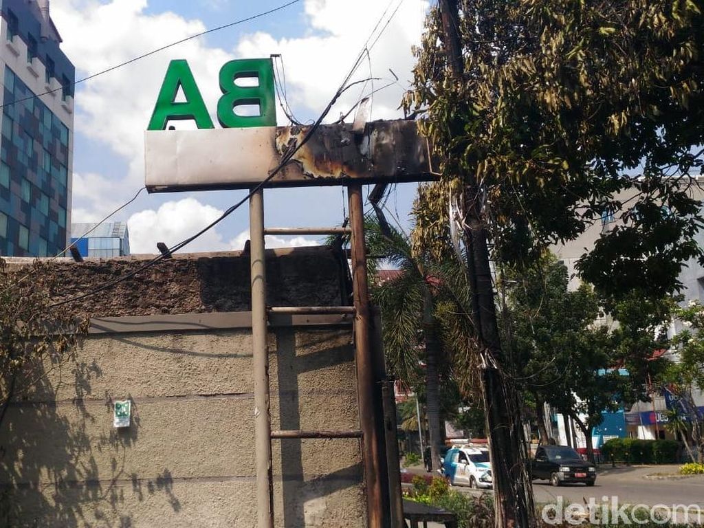 Sederet Restoran di Jalan Sabang Rusak dan Tutup, Imbas Aksi 22 Mei Sederet Restoran di Jalan Sabang Rusak dan Tutup, Imbas Aksi 22 Mei