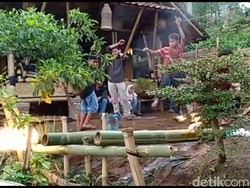 Asyiknya Ngabuburit Main Meriam Bambu di Lembang
