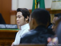 Divonis Bebas, Kriss Hatta Langsung Dipeluk dan Dicium Fans