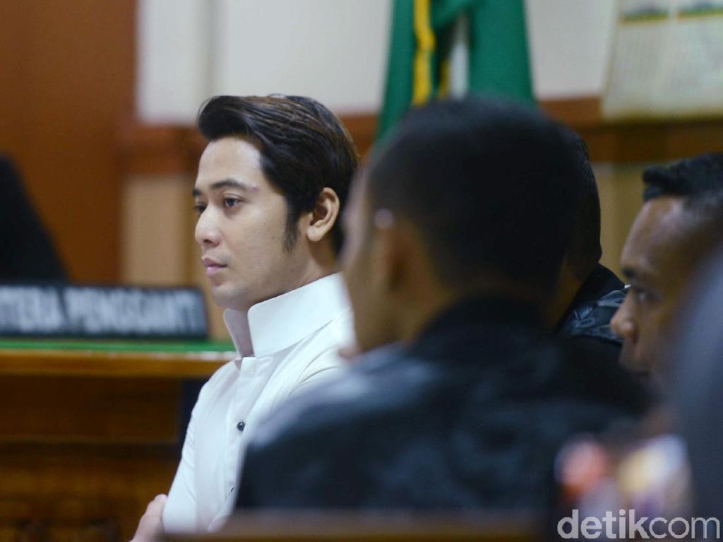 Divonis Bebas, Kriss Hatta Langsung Dipeluk dan Dicium Fans Divonis Bebas, Kriss Hatta Langsung Dipeluk dan Dicium Fans