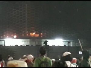 Gedung Bawaslu Sempat Terbakar, Diduga Dilempar Molotov Gedung Bawaslu Sempat Terbakar, Diduga Dilempar Molotov