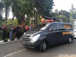Iring-iringan Mobil Ikuti Keberangkatan Jenazah Ustaz Arifin Ilham dari Halim