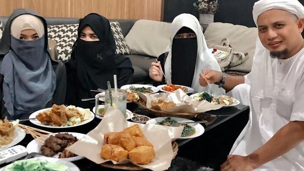 Cerita Istri Ketiga Arifin Ilham Penuhi Janji Saat ke Makam Suami