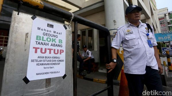 Satpam Hingga Satpol PP Berjaga di Pasar Tanah Abang
