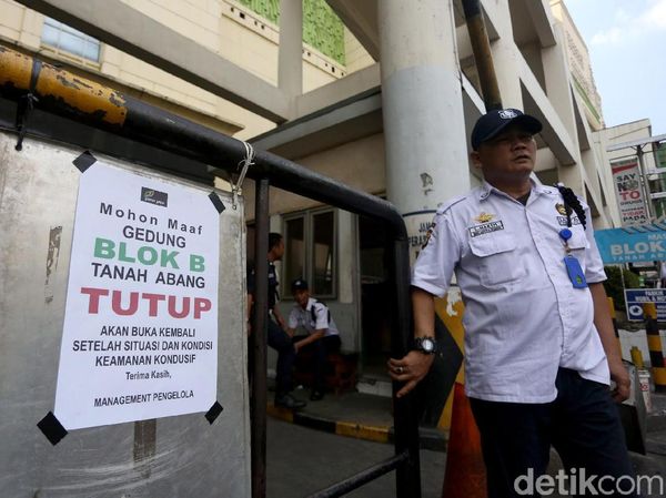 Satpam Hingga Satpol PP Berjaga di Pasar Tanah Abang