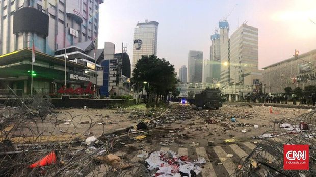 Situasi sekitar kantor Badan Pengawas Pemilu (Bawaslu) di Jalan MH Thamrin pada Kamis (23/5) berantakan. Tak jauh berbeda seperti hari sebelumnya, Rabu (22/5).