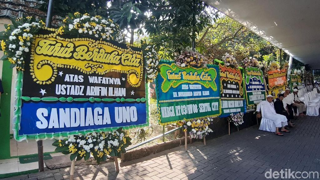 Karangan Bunga Penuhi Masjid Sambut Jenazah Ustaz Arifin Ilham Karangan Bunga Penuhi Masjid Sambut Jenazah Ustaz Arifin Ilham