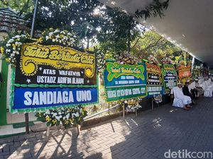 Karangan Bunga Penuhi Masjid Sambut Jenazah Ustaz Arifin Ilham Karangan Bunga Penuhi Masjid Sambut Jenazah Ustaz Arifin Ilham