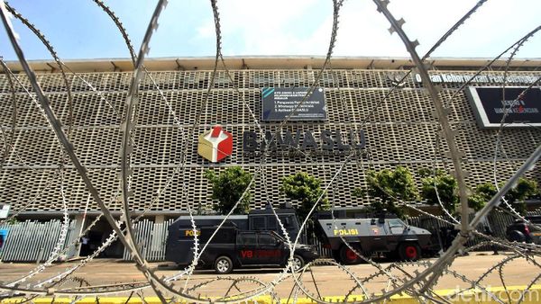 Kawat Berduri Masih Hiasi Depan Gedung Bawaslu