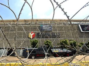 Kawat Berduri Masih Hiasi Depan Gedung Bawaslu