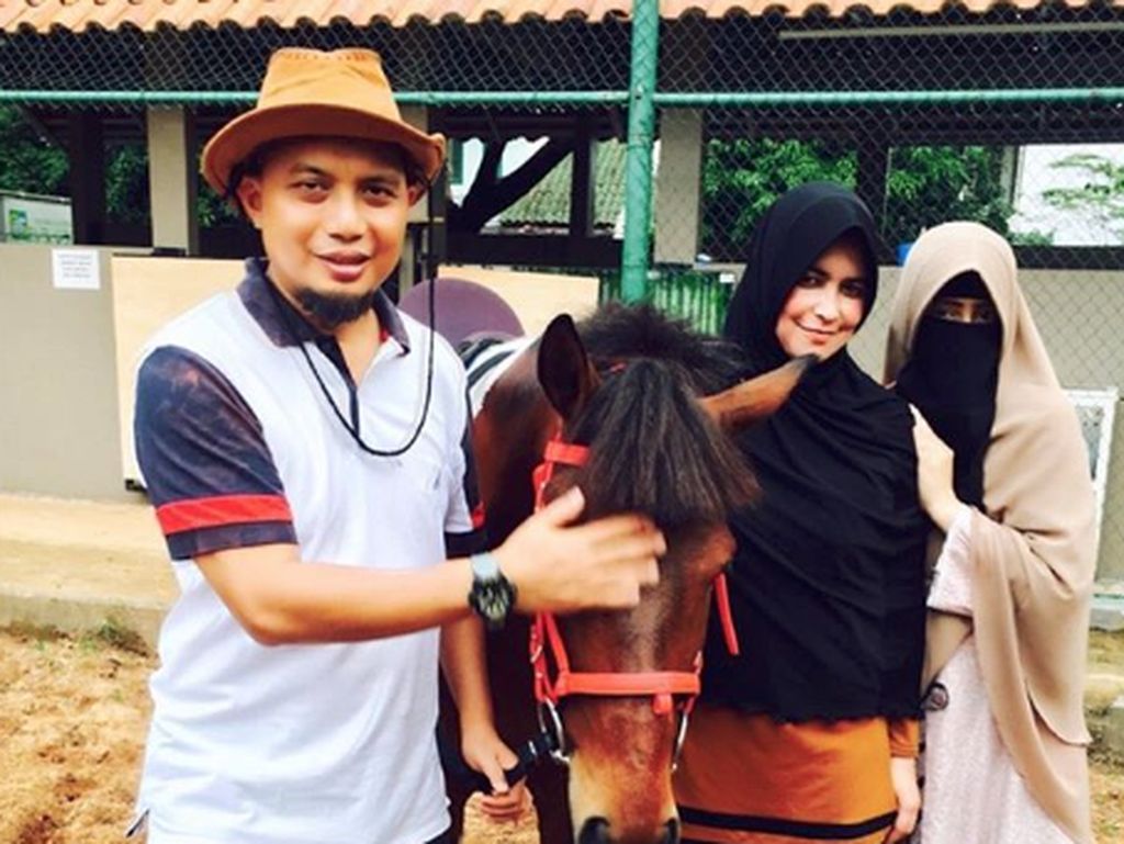 Putra Mendiang Ustaz Arifin Ilham Sebut Ayahnya Tokoh Pemersatu Putra Mendiang Ustaz Arifin Ilham Sebut Ayahnya Tokoh Pemersatu