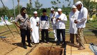 Tenda Merah Putih di Liang Lahad Ustaz Arifin Ilham