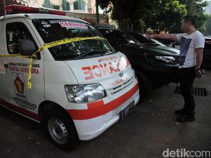 Cerita-cerita Ambulans: Dari Dipakai Demo Rusuh sampai Angkut Wisatawan Cerita-cerita Ambulans: Dari Dipakai Demo Rusuh sampai Angkut Wisatawan