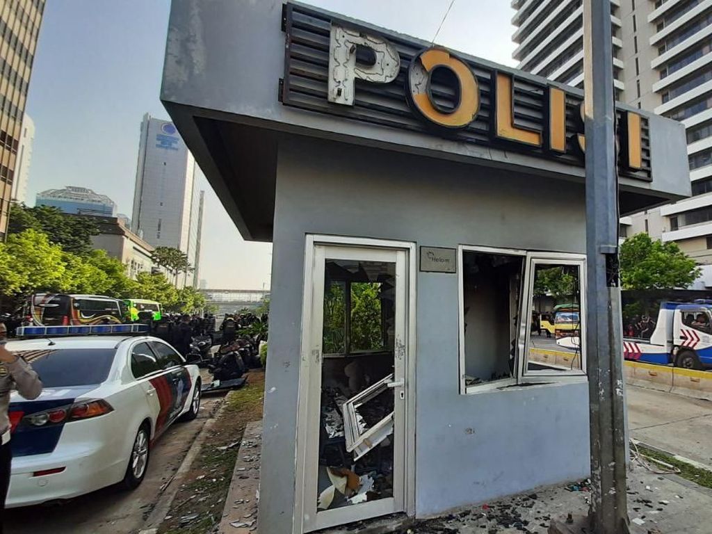 Dibakar Massa saat Ricuh, Pos Polisi Sarinah Berantakan Dibakar Massa saat Ricuh, Pos Polisi Sarinah Berantakan