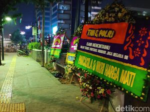 Situasi Kondusif, Tiga Karangan Bunga Terpasang di Seberang Bawaslu