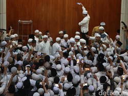 Jemaah Kumandangkan Takbir Lepas Jenazah Ustaz Arifin Ilham di Sentul