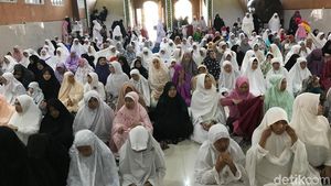 Jenazah Bertolak dari Halim dan Penantian Para Pelayat
