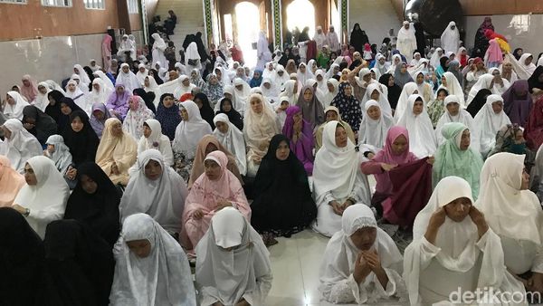 Jenazah Bertolak dari Halim dan Penantian Para Pelayat