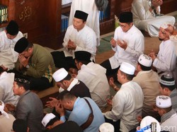 Azankan Ustaz Arifin Ilham di Pusara, Sang Putra Tak Kuasa Menahan Tangis
