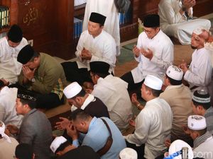Azankan Ustaz Arifin Ilham di Pusara, Sang Putra Tak Kuasa Menahan Tangis Azankan Ustaz Arifin Ilham di Pusara, Sang Putra Tak Kuasa Menahan Tangis