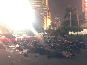 Potret Lelah Polisi Jaga Gedung Bawaslu hingga Pagi Potret Lelah Polisi Jaga Gedung Bawaslu hingga Pagi