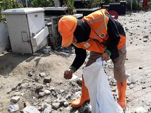 Semangat Petugas UPK DLH Bersihkan Sisa Rusuh di Tengah Efek Gas Air Mata Semangat Petugas UPK DLH Bersihkan Sisa Rusuh di Tengah Efek Gas Air Mata