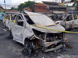 Sedihnya Erlanda Lihat Mobil Kesayangan Hangus Dibakar di Petamburan