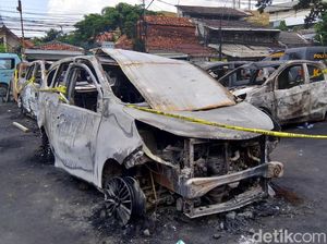 Sedihnya Erlanda Lihat Mobil Kesayangan Hangus Dibakar di Petamburan Sedihnya Erlanda Lihat Mobil Kesayangan Hangus Dibakar di Petamburan