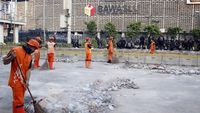 Menengok Aksi PPSU Bersihkan Sisa Rusuh Depan Bawaslu