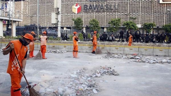 Menengok Aksi PPSU Bersihkan Sisa Rusuh Depan Bawaslu