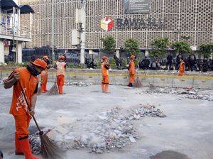 Menengok Aksi PPSU Bersihkan Sisa Rusuh Depan Bawaslu Menengok Aksi PPSU Bersihkan Sisa Rusuh Depan Bawaslu