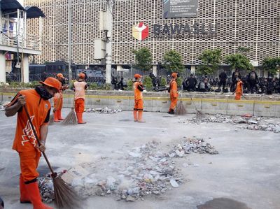 Menengok Aksi PPSU Bersihkan Sisa Rusuh Depan Bawaslu