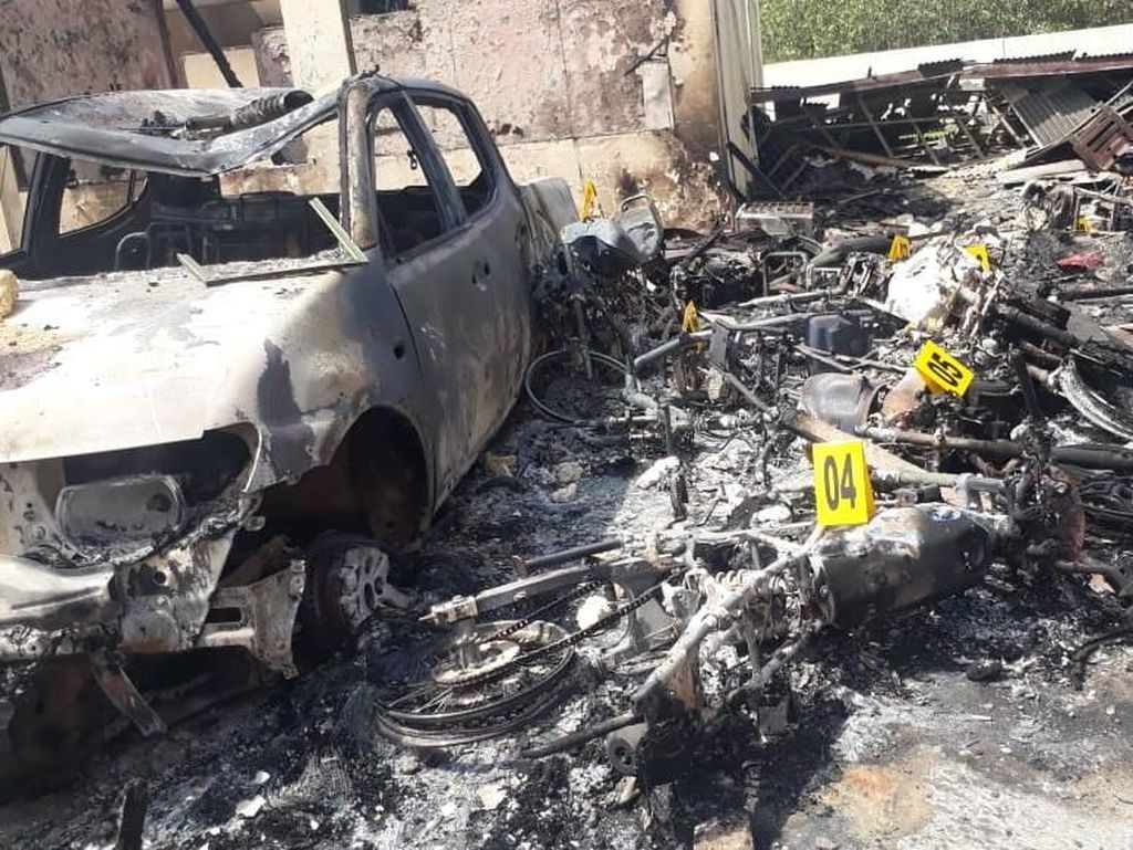 3 Mobil dan 11 Motor Ikut Terbakar Saat Polsek Tambelangan Dibakar Massa 3 Mobil dan 11 Motor Ikut Terbakar Saat Polsek Tambelangan Dibakar Massa