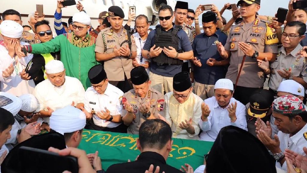 Momen Kapolri, Anies, hingga Zulhas Doakan Jenazah Arifin Ilham Momen Kapolri, Anies, hingga Zulhas Doakan Jenazah Arifin Ilham