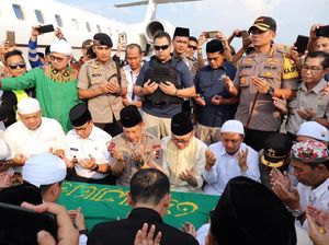 Momen Kapolri, Anies, hingga Zulhas Doakan Jenazah Arifin Ilham Momen Kapolri, Anies, hingga Zulhas Doakan Jenazah Arifin Ilham
