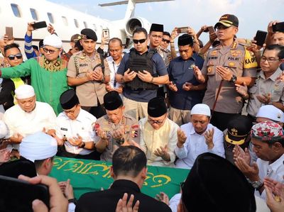Momen Kapolri, Anies, hingga Zulhas Doakan Jenazah Arifin Ilham