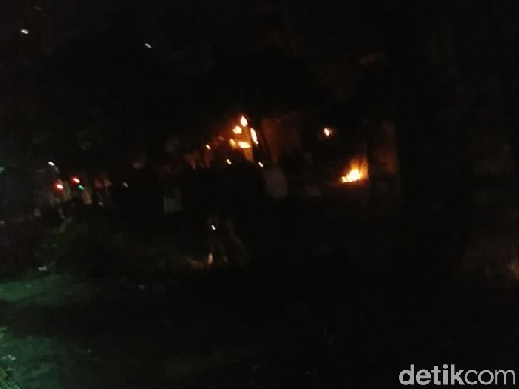 Rusuh di Jl Wahid Hasyim Dini Hari, Bangunan Terbakar Rusuh di Jl Wahid Hasyim Dini Hari, Bangunan Terbakar