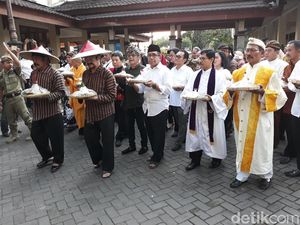 Syukuran Jokowi Menang Pilpres, Warga Solo Kirab 1001 Tumpeng