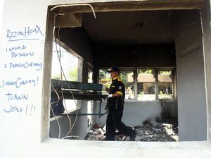 Pos Polisi Sarinah Mulai Dibersihkan Pos Polisi Sarinah Mulai Dibersihkan