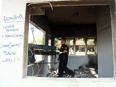 Pos Polisi Sarinah Mulai Dibersihkan