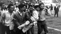 Kejadian di Stadion Nasional, Lima, Peru, masuk ke salah satu yang paling buruk. Pada 24 Mei 1964 digelar laga antara Peru vs Argentina. Kerusuhan terjadi saat wasit menganulir gol Peru, yang berujung 318 orang tewas dan 500 luka berat. (Foto: BBC)