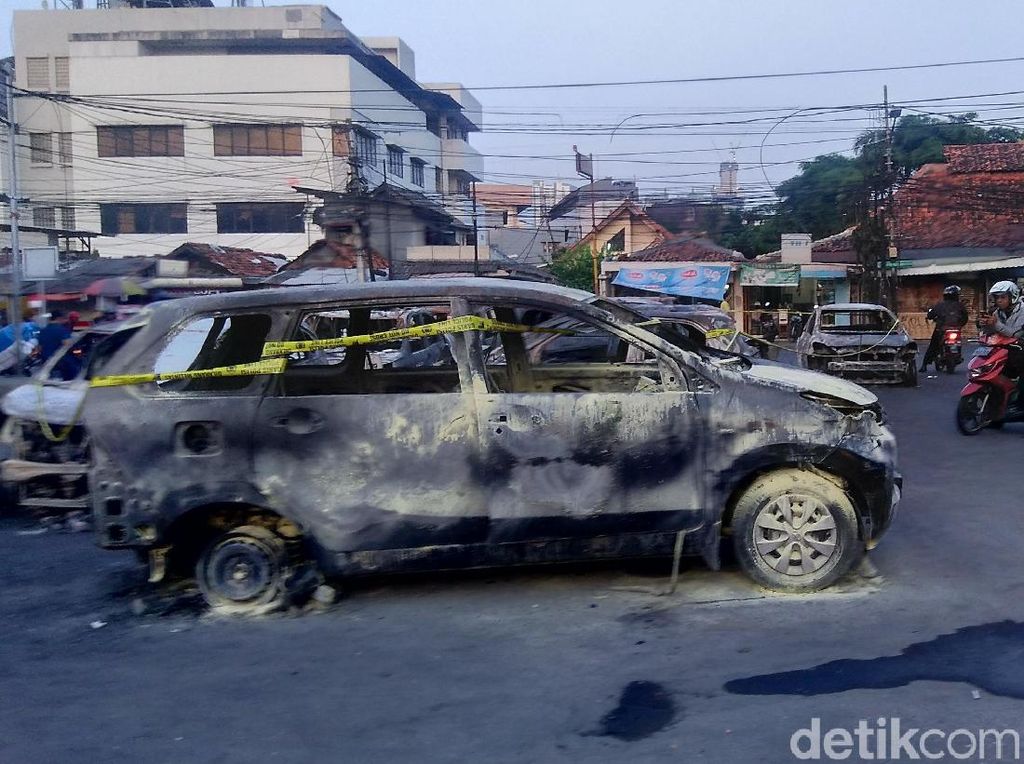 Bangkai-bangkai Mobil di Petamburan Jadi Lokasi Ngabuburit Warga Bangkai-bangkai Mobil di Petamburan Jadi Lokasi Ngabuburit Warga