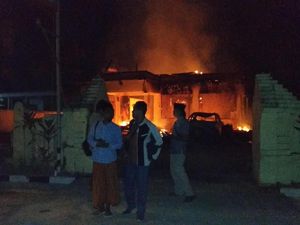 Serang Petugas, Seorang Pembakar Polsek Tambelangan Ditembak Serang Petugas, Seorang Pembakar Polsek Tambelangan Ditembak