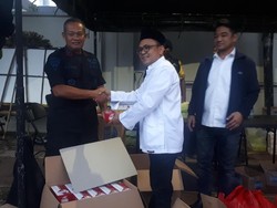 Relawan GoJo Bagi-bagi Takjil ke Aparat yang Jaga Gedung KPU