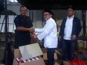 Relawan GoJo Bagi-bagi Takjil ke Aparat yang Jaga Gedung KPU Relawan GoJo Bagi-bagi Takjil ke Aparat yang Jaga Gedung KPU