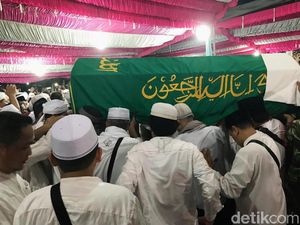 Ribuan Pelayat Iringi Jenazah Ustaz Arifin Ilham hingga Liang Lahat Ribuan Pelayat Iringi Jenazah Ustaz Arifin Ilham hingga Liang Lahat