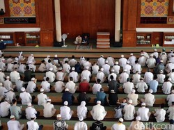 Lantunan Ayat Suci Pelayat Menanti Jenazah Ustaz Arifin Ilham