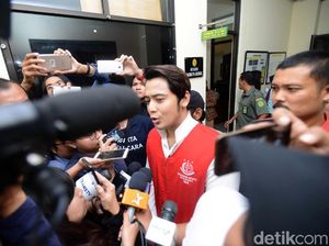 Kriss Hatta Divonis Tak Bersalah, Ibunda Nangis Histeris di Ruang Sidang Kriss Hatta Divonis Tak Bersalah, Ibunda Nangis Histeris di Ruang Sidang