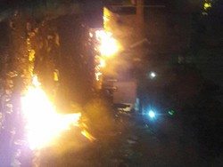 Massa Rusuh di Jalan Sabang, Motor Milik Wartawan Dibakar
