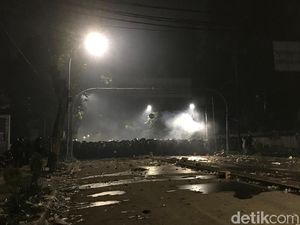 Jelang Sahur Massa Masih Bertahan Dekat Bawaslu, Polisi Susun Barikade